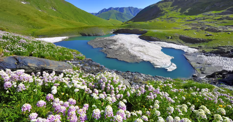 Vue d'un lac dans la région d'Ossétie du Nord, Russie