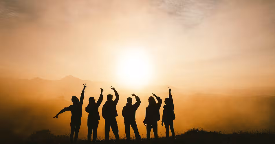 Six personnes admirent un coucher de soleil