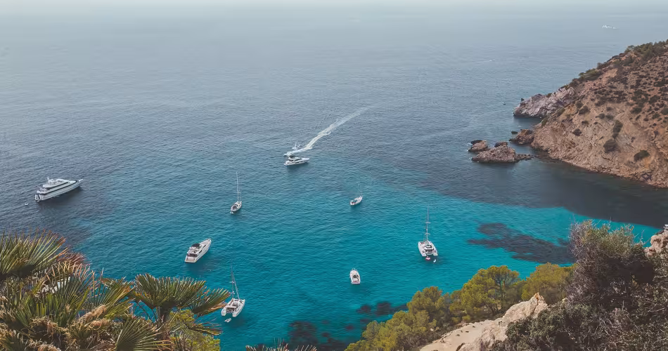 Des yachts et voiliers mouillent dans une crique en Méditerranée