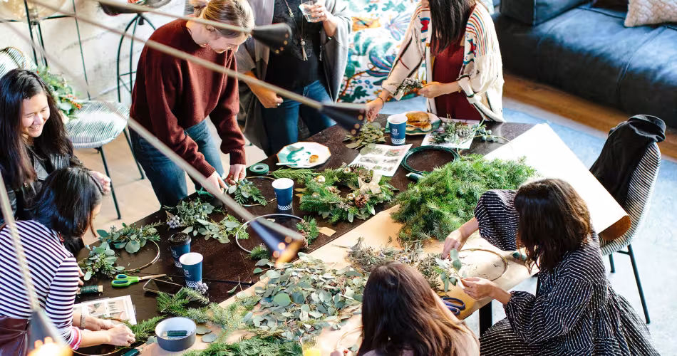 Des femmes autour d'une table participent à un atelier "do it yourself"