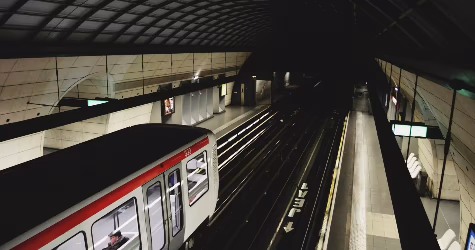 Un métro entrant en gare "Vieux Lyon - Cathédrale Saint-Jean", Lyon, France
