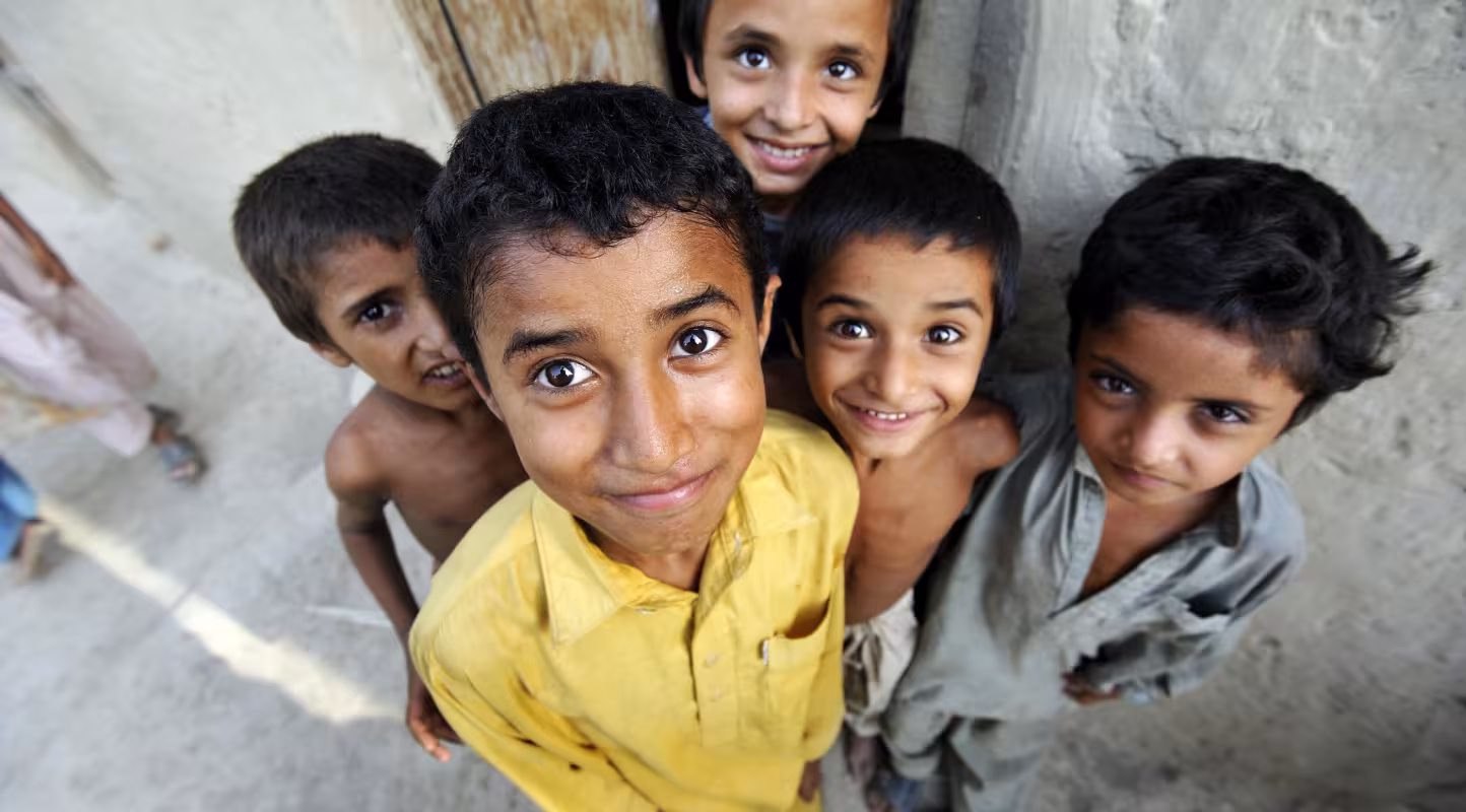 Des enfants du village de Moza Sabgogat (Pakistan)