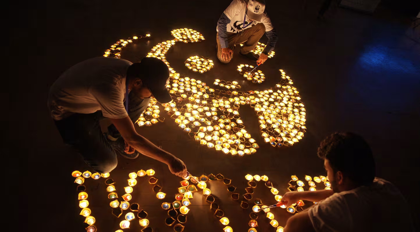 Des personnes allument des bougies à l'occasion d'Earth Hour 