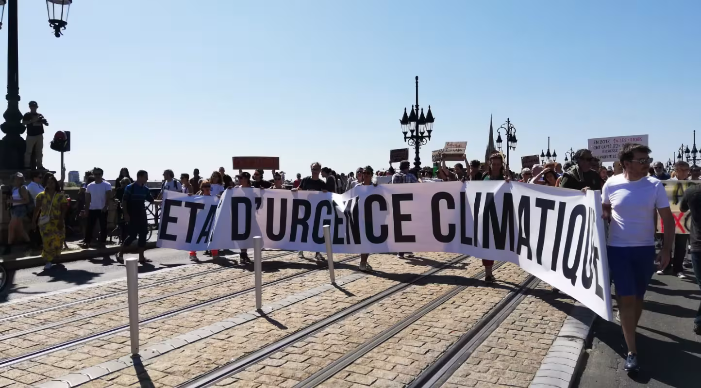 Des citoyens marchent pour le climat à Bordeaux