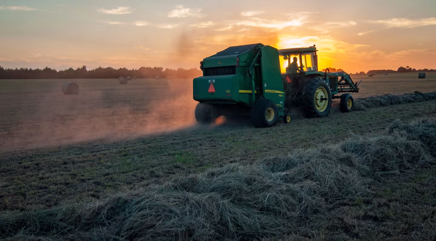 Tracteur en mouvement à l'aurore.