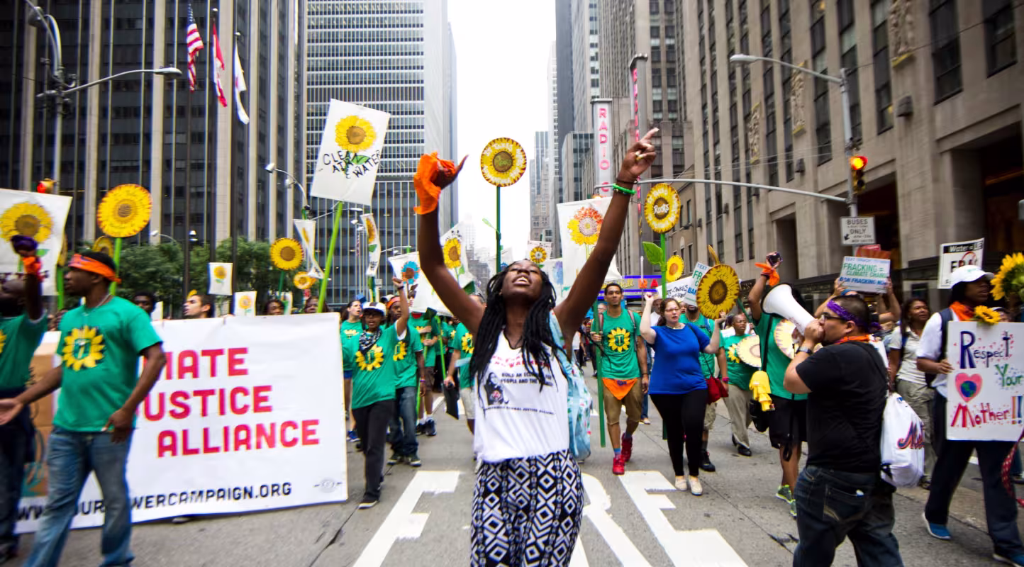 Une jeune femme marchant dans une des rues de New York, Etats-Unis 