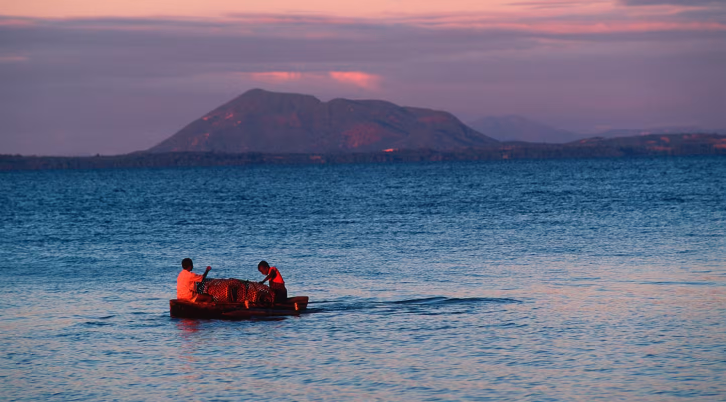 Deux enfants pêchant sur l'île de Nosy Komba (Madagascar)