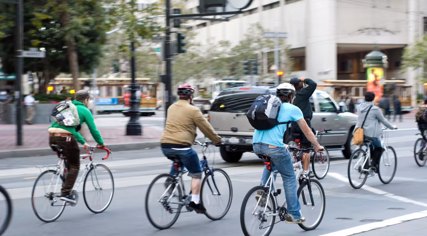 Des cyclistes soucieux de l'environnement font du vélo à San Francisco, Californie, États-Unis 