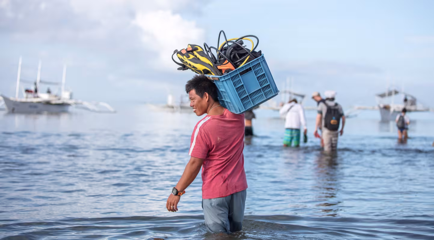 Un moniteur de plongée s'apprête à partir en mer pour observer des requins-baleines à Donsol, Philippines