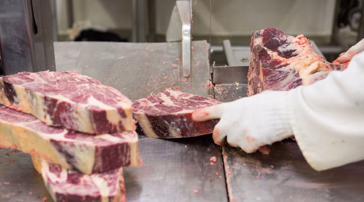 Eugene Haverkamp prépare des pavés de bœuf dans le marché Fischer's Thriftway, Muenster, Texas, Etats-Unis.