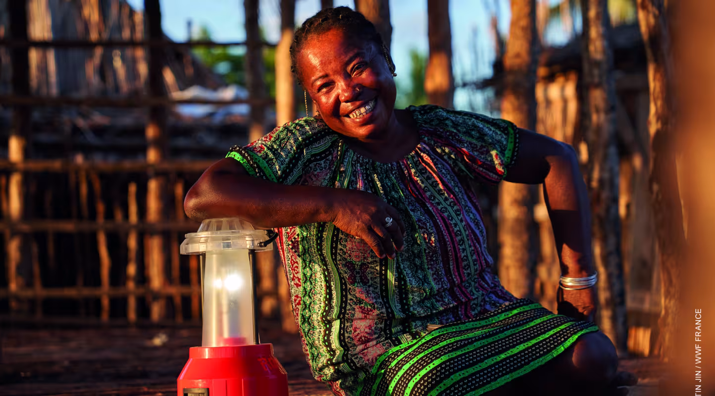 Une grand-mère "solaire" de retour d'Inde avec une lampe LED