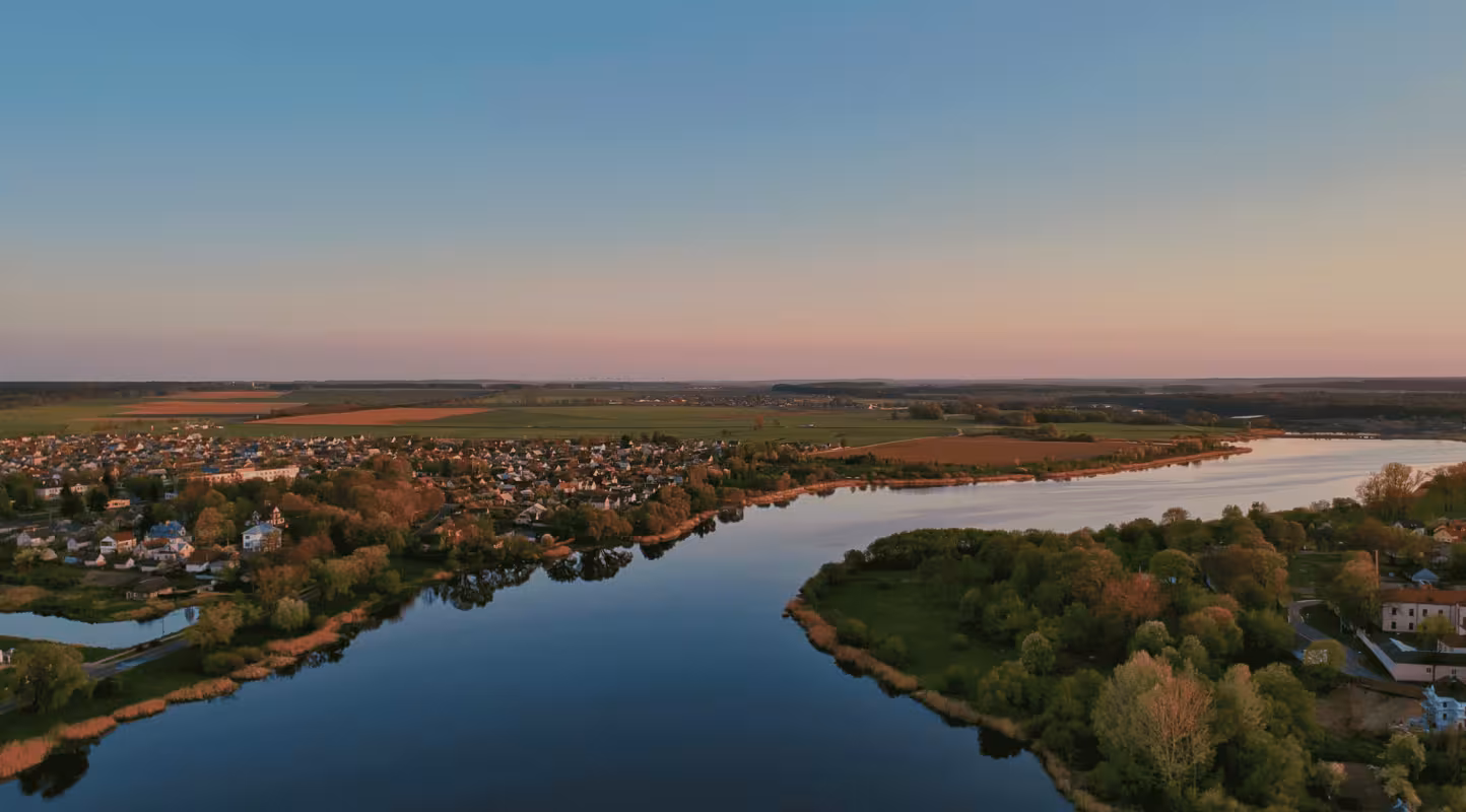 Rivière village champs