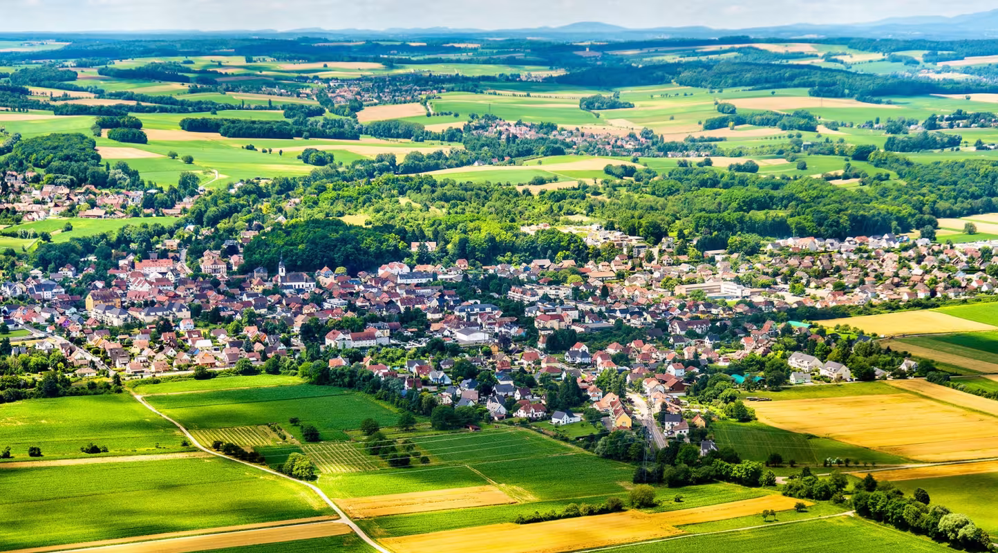 Une ville en campagne vue du ciel
