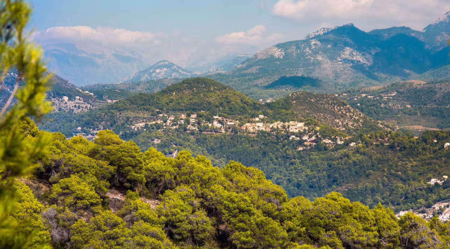 Paysage d'un village de l'arrière pays niçois, France