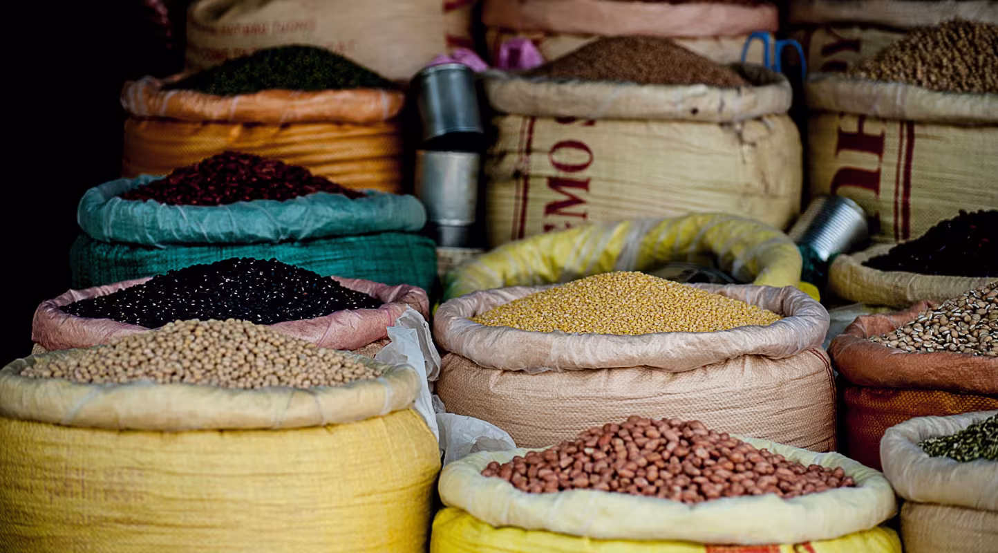 Légumineuses en vrac dans un marché