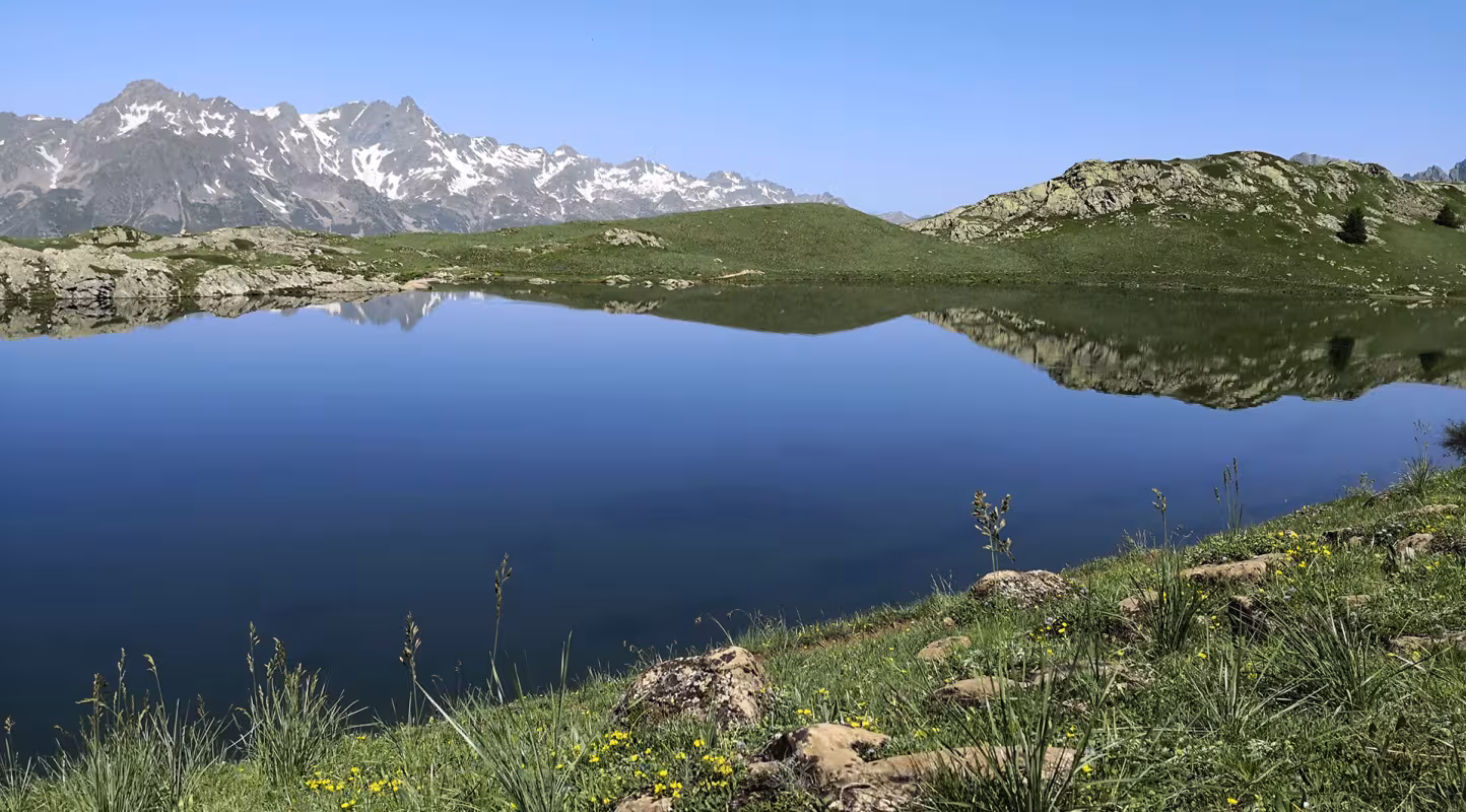 Le Lac Besson situé à 2060 mètres d'altitude au-dessus de l'Alpe d'Huez
