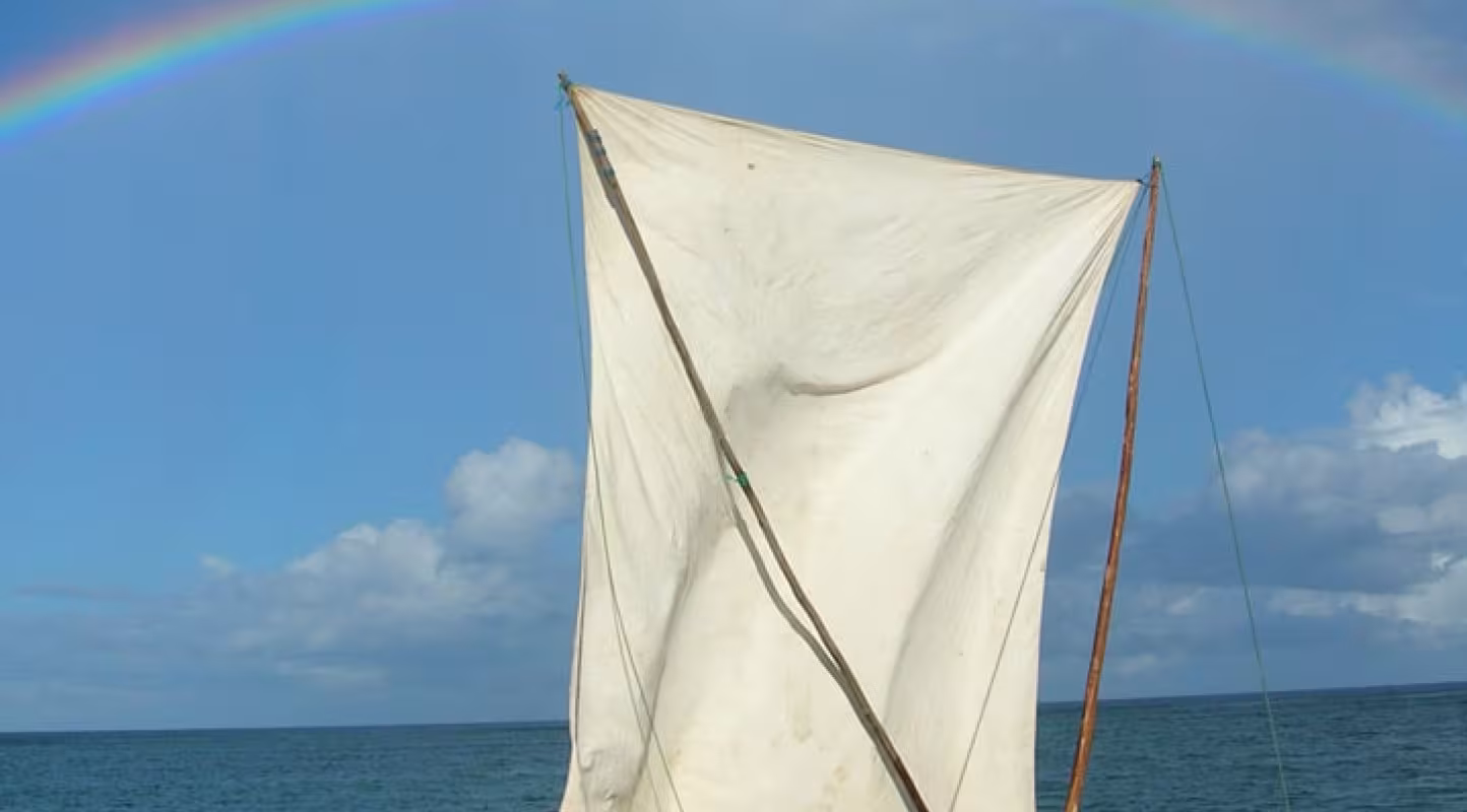Un groupe de 5 pêcheurs se préparent à aller en mer (Madagascar)