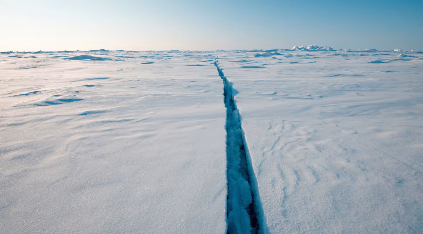 Fissure dans la glace, zone arctique