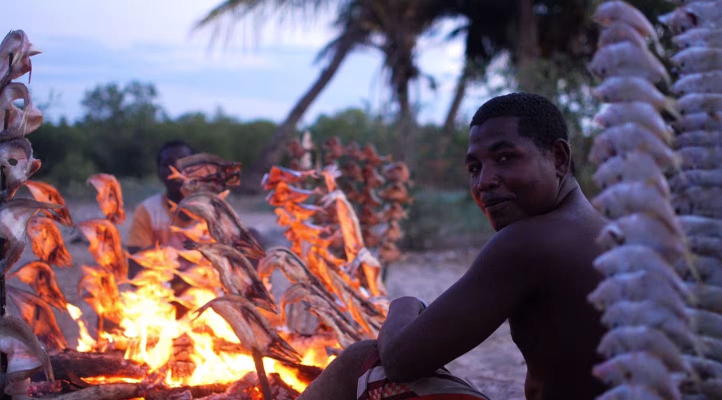 Après l'effort de la pêche, le réconfort devant un bon feu pour la préparation du poisson (Madagascar) 