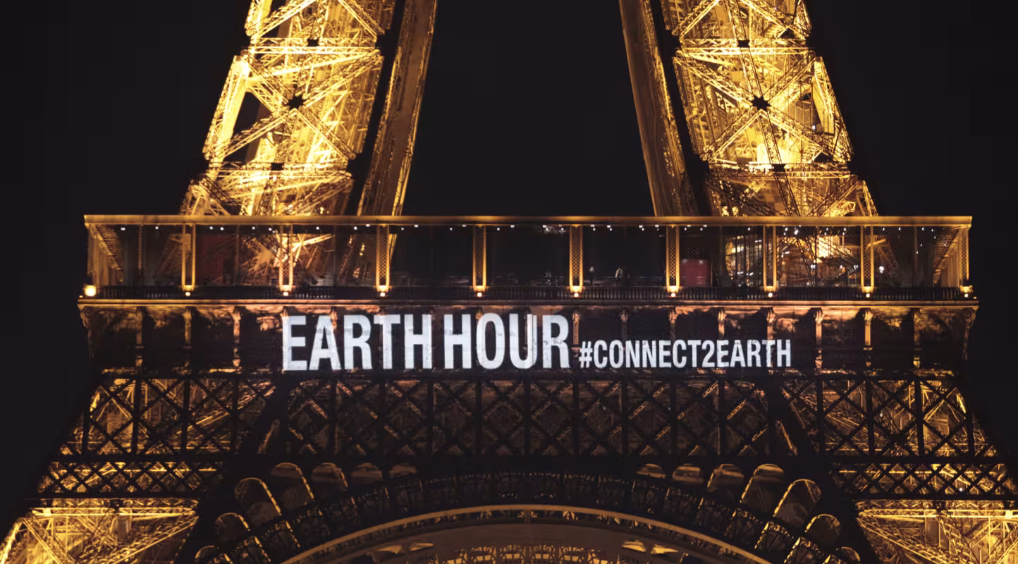 Earth Hour est inscrit sur la Tour Eiffel, quelques heures avant que celle-ci s'éteigne, le 30 mars à 20h30