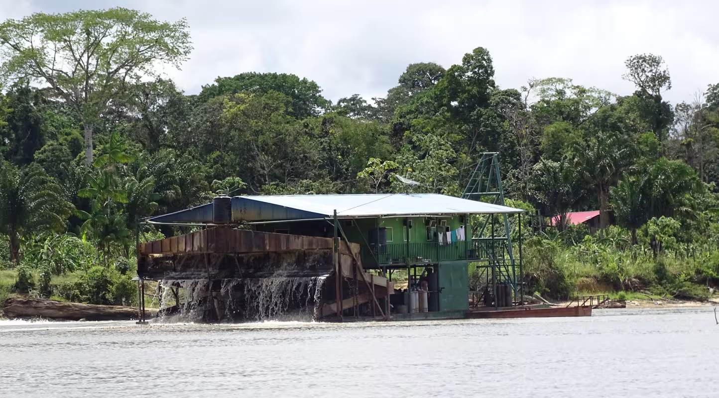Barge d'orpaillage illégal sur un fleuve en Amazonie (Guyane, France)