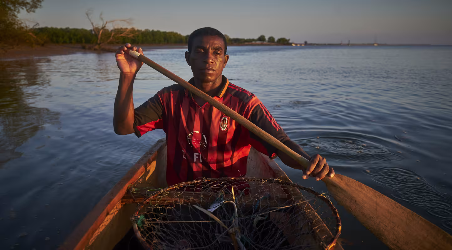Pêcheur de crabes près du village de Beanjavilo (Madagascar)