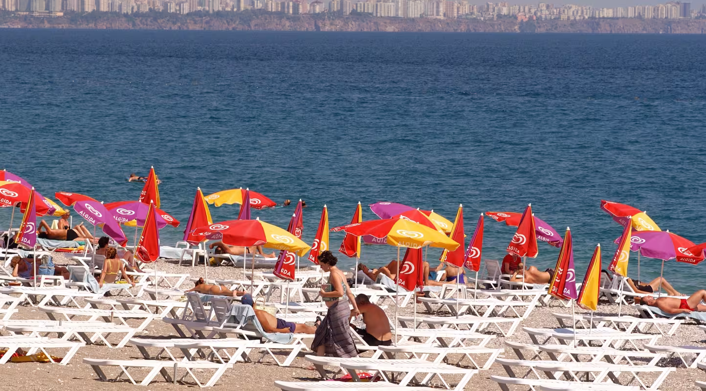 Une plage touristique en face d'Antalya, Turquie.