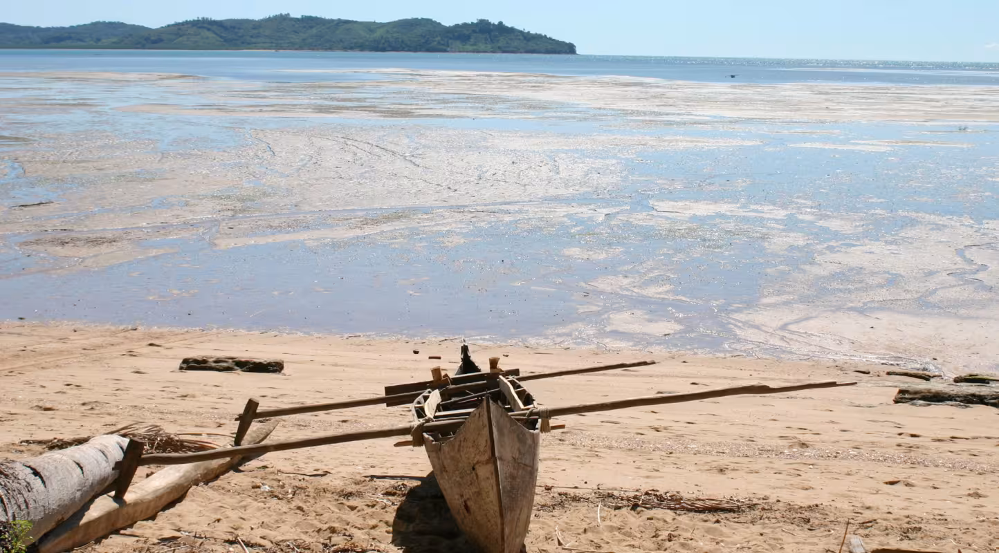  Bateau de pêche local à marée basse. Réserve de Lokobe, Nosy Be (Madagascar)