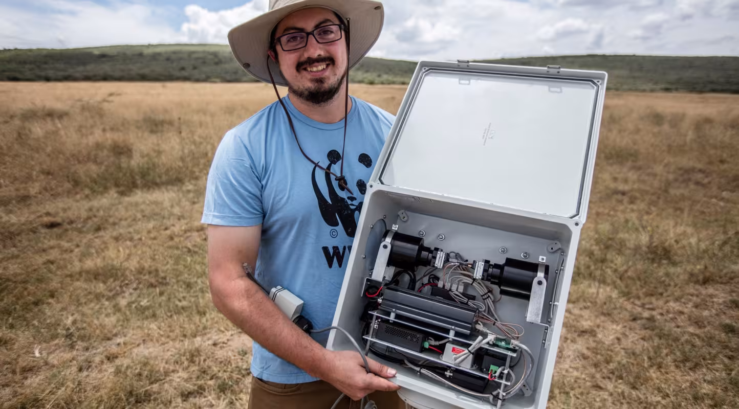 Eric Becker, ingénieur du WWF installant une caméra thermique FLIR