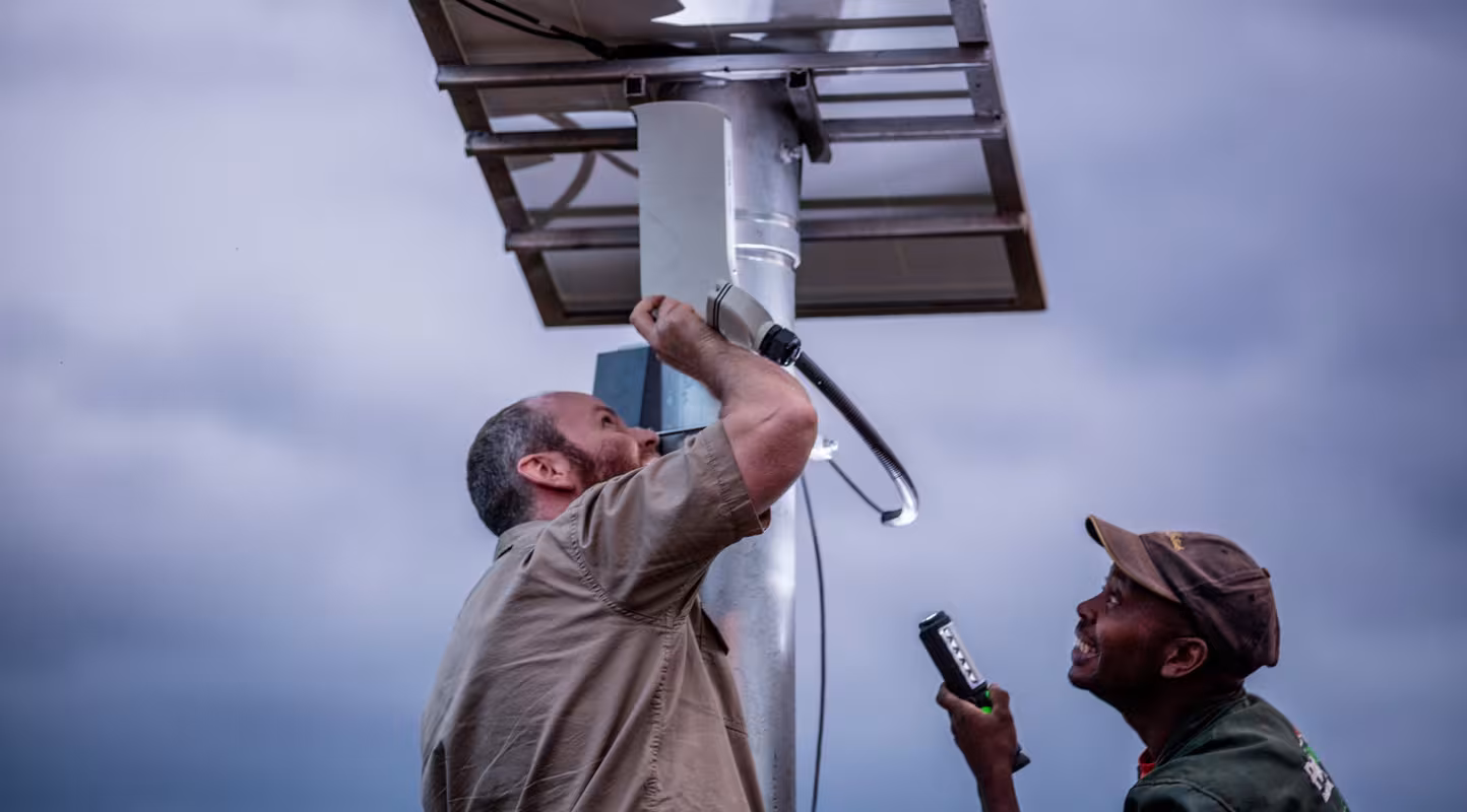 Installation de panneaux solaires sur une caméra thermique FLIR pour lutter contre le braconnage des éléphants (Kenya)