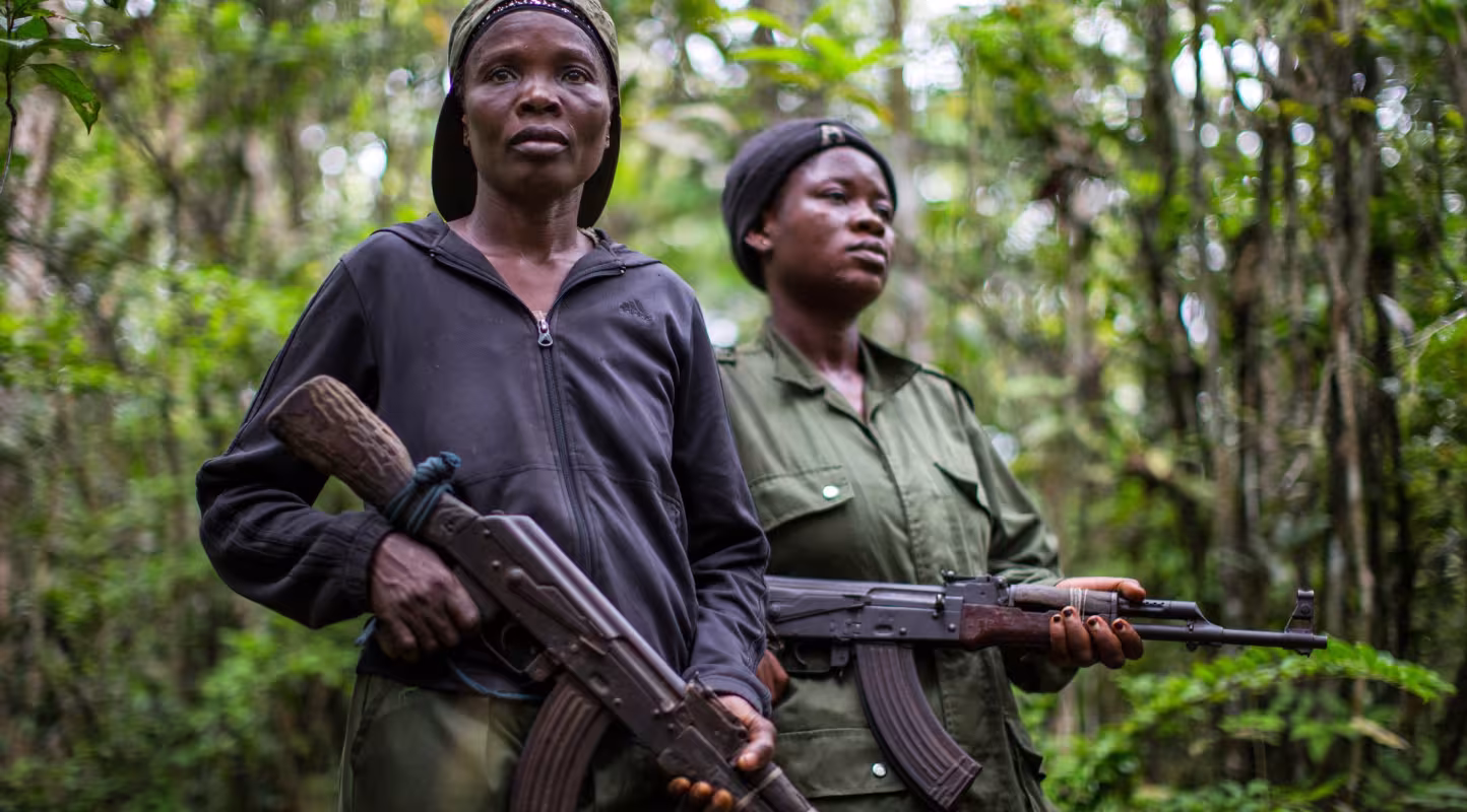 Nana Imbile (à gauche) et Karin (à droite), en patrouille dans le parc national Salonga en République Démocratique du Congo