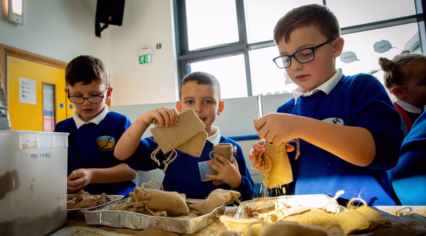 Equipes d'enfants bénévoles préparant les sac de graines d'herbiers marins au Royaume-Uni