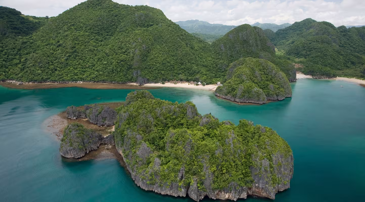 Vue aérienne de la côte et des îles de Camarines Sur, Bicol, Philippines.