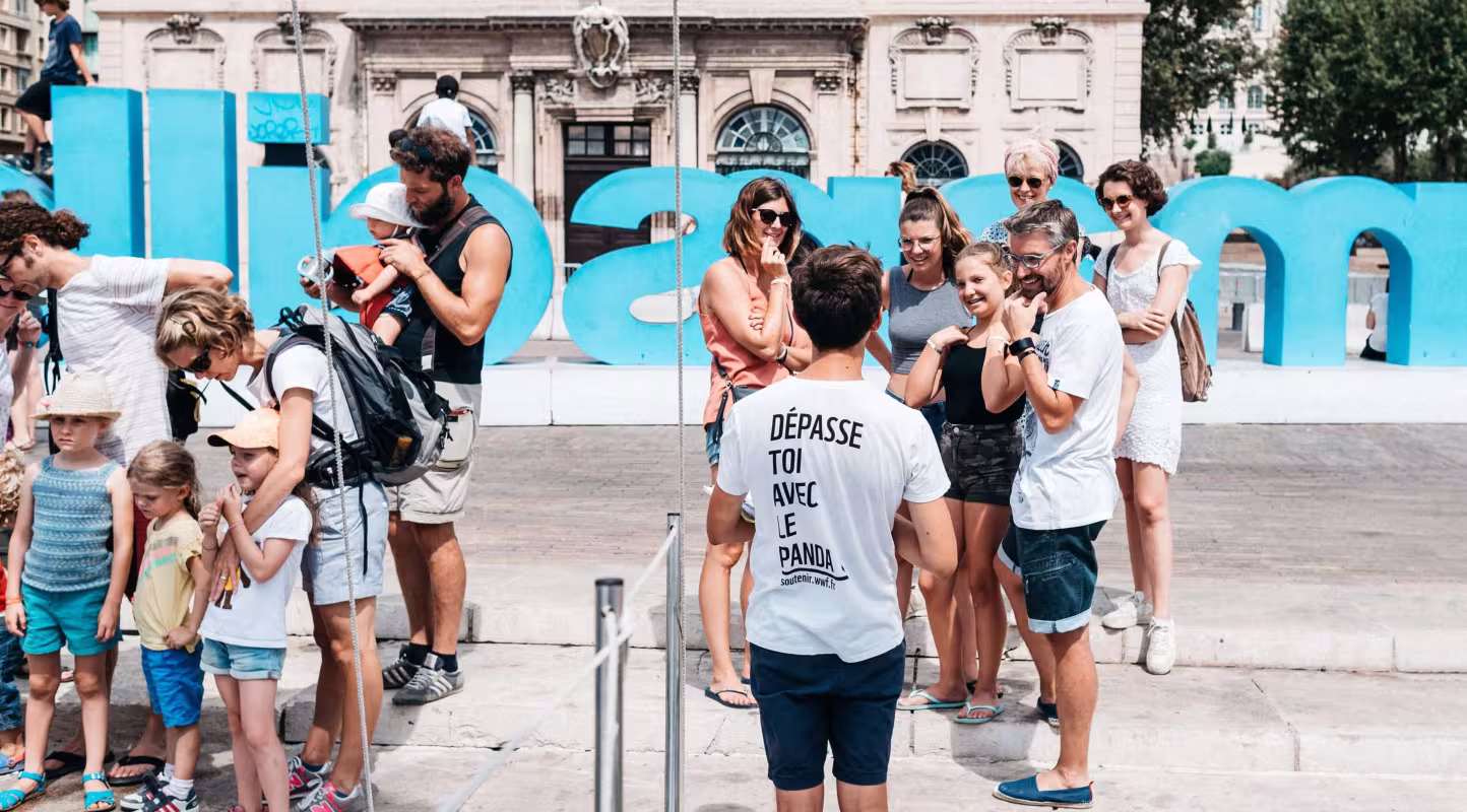 Plusieurs personnes écoutant un intervenant du WWF France