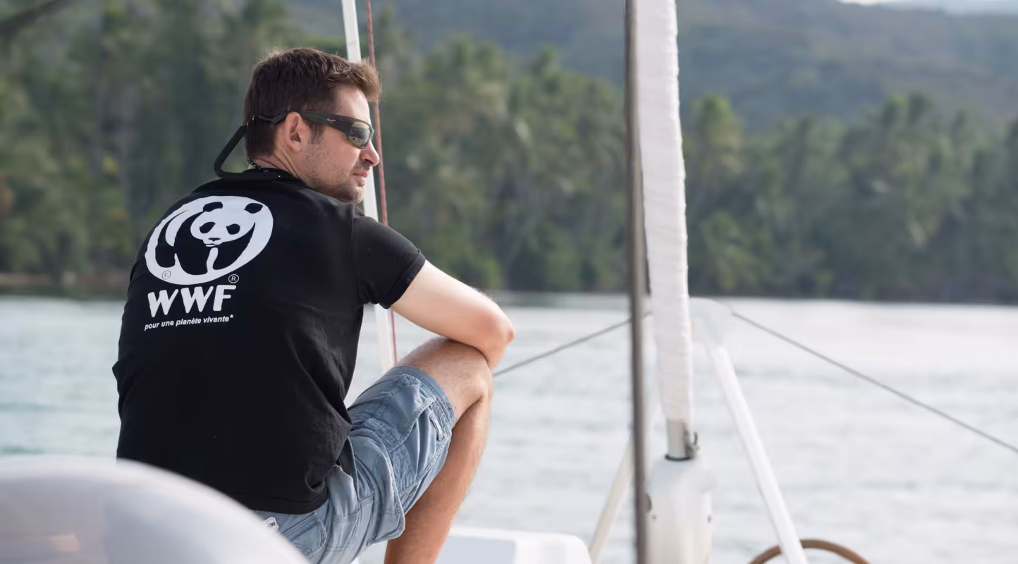 Marc Oremus, coordinateur WWF France du programme marin en Nouvelle-Calédonie, en mission sur un bateau