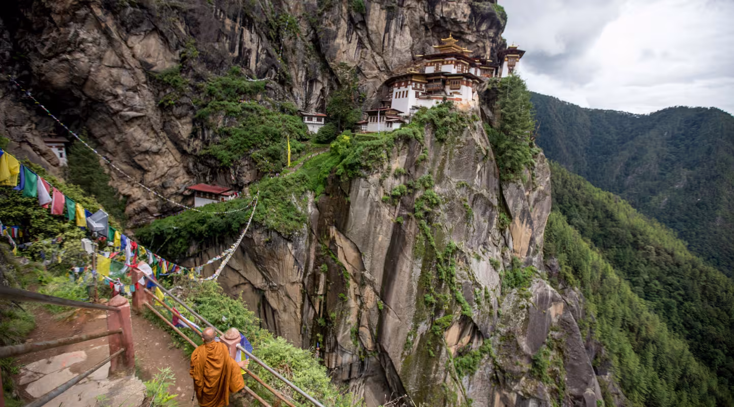 Un moine bouddhiste de Thaïlande en pèlerinage au monastère de Taktsang, Paro, au Bhoutan