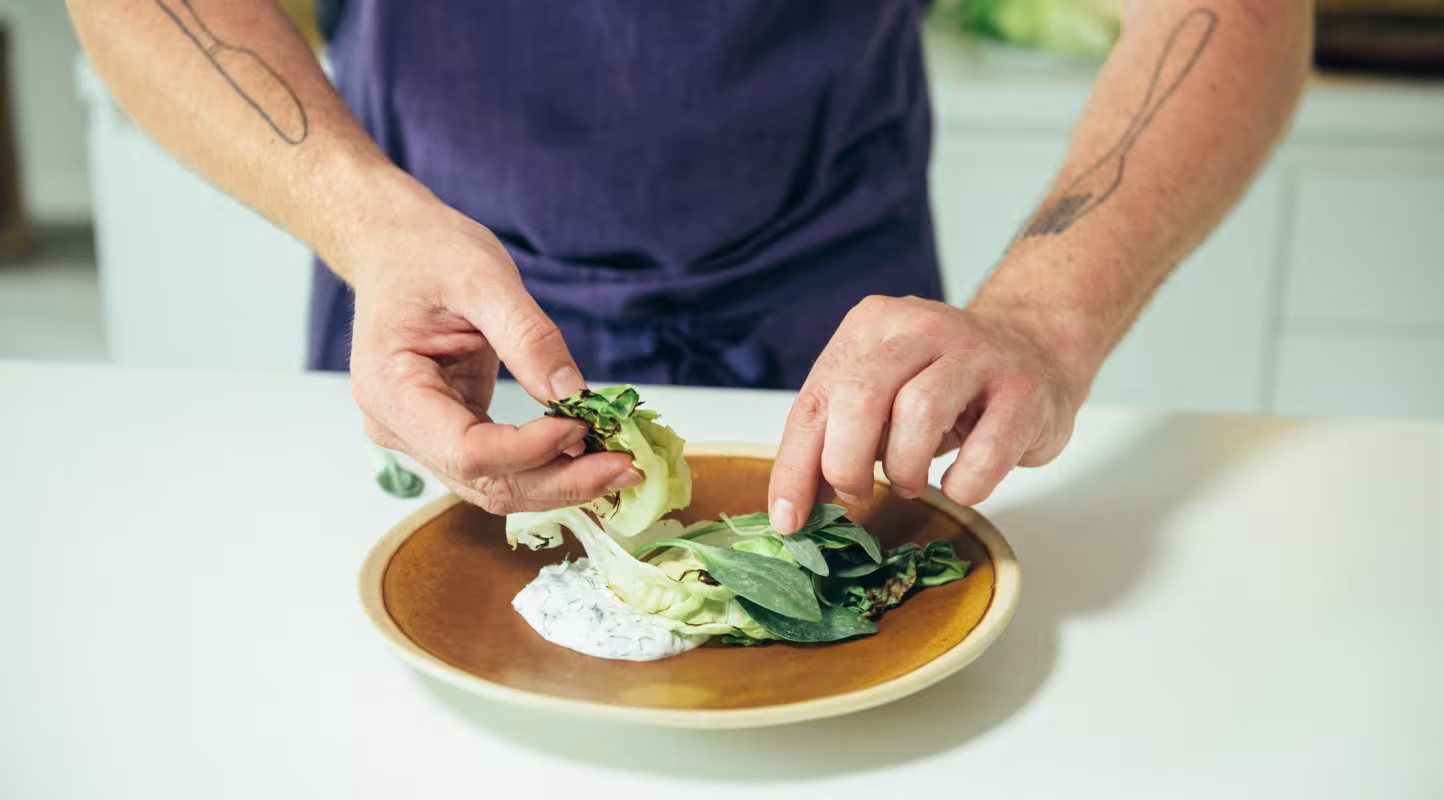 Florent Ladeyn prépare la recette de laitue poêlée et son yaourt au chèvre aromatisé aux herbes