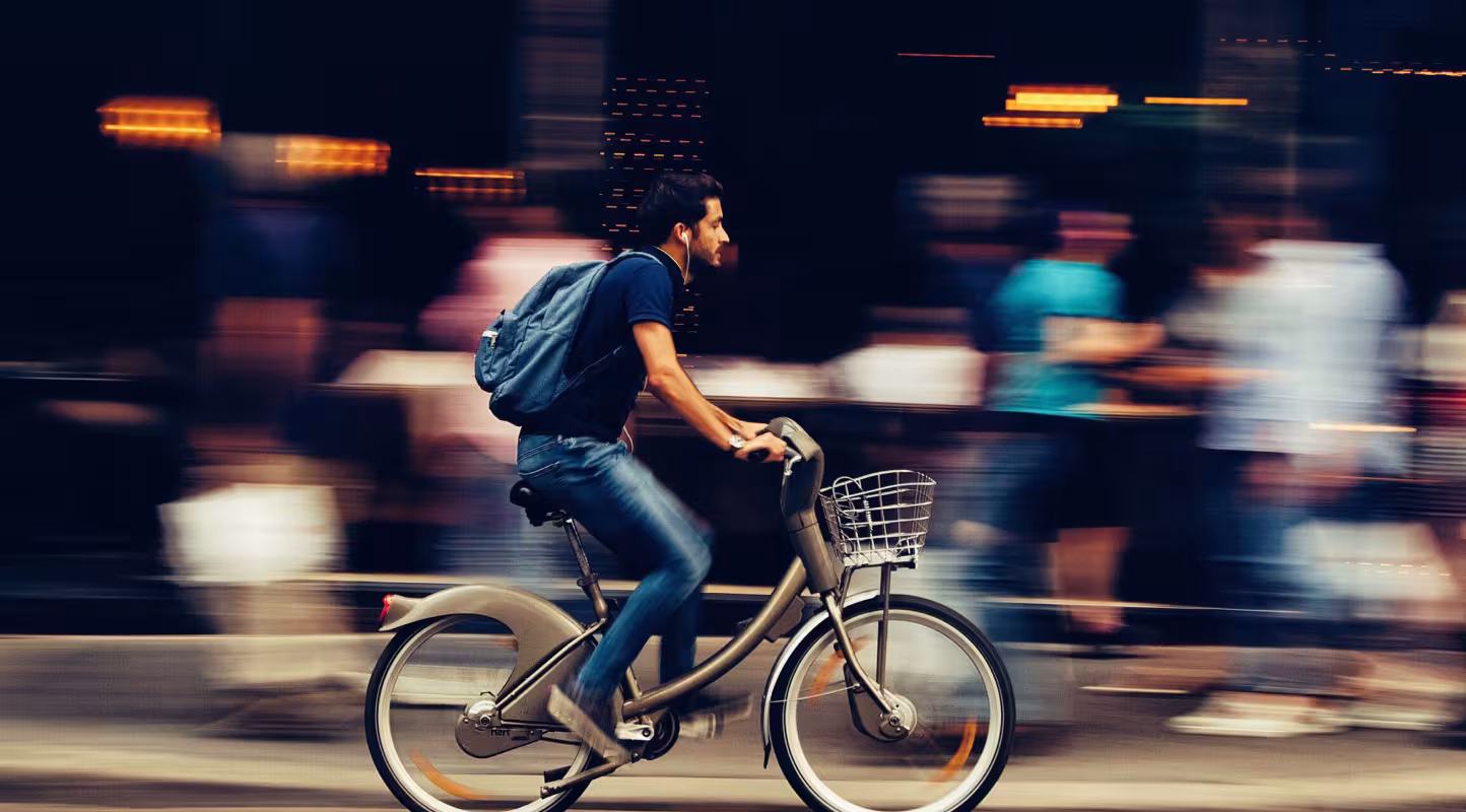 Un homme utilise un vélo partagé en ville pour se déplacer, Paris, France
