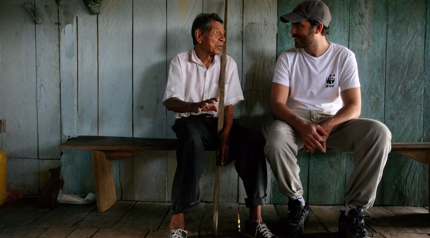 Salarié WWF avec un local d'une communauté de la rivière Tigre, affluent de l'Amazone, Loreto, Pérou