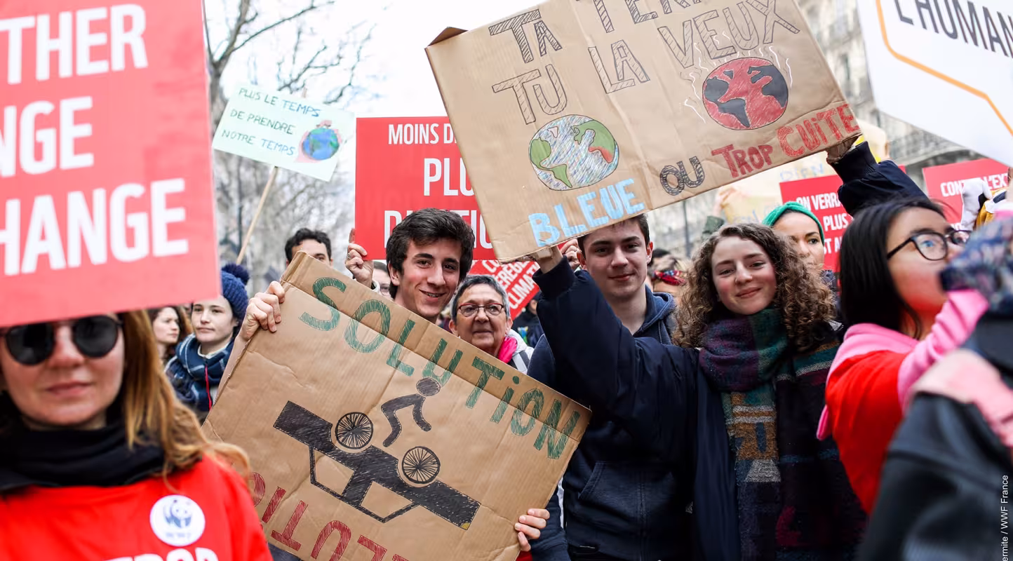 Des citoyens participent à la Marche du siècle à Paris
