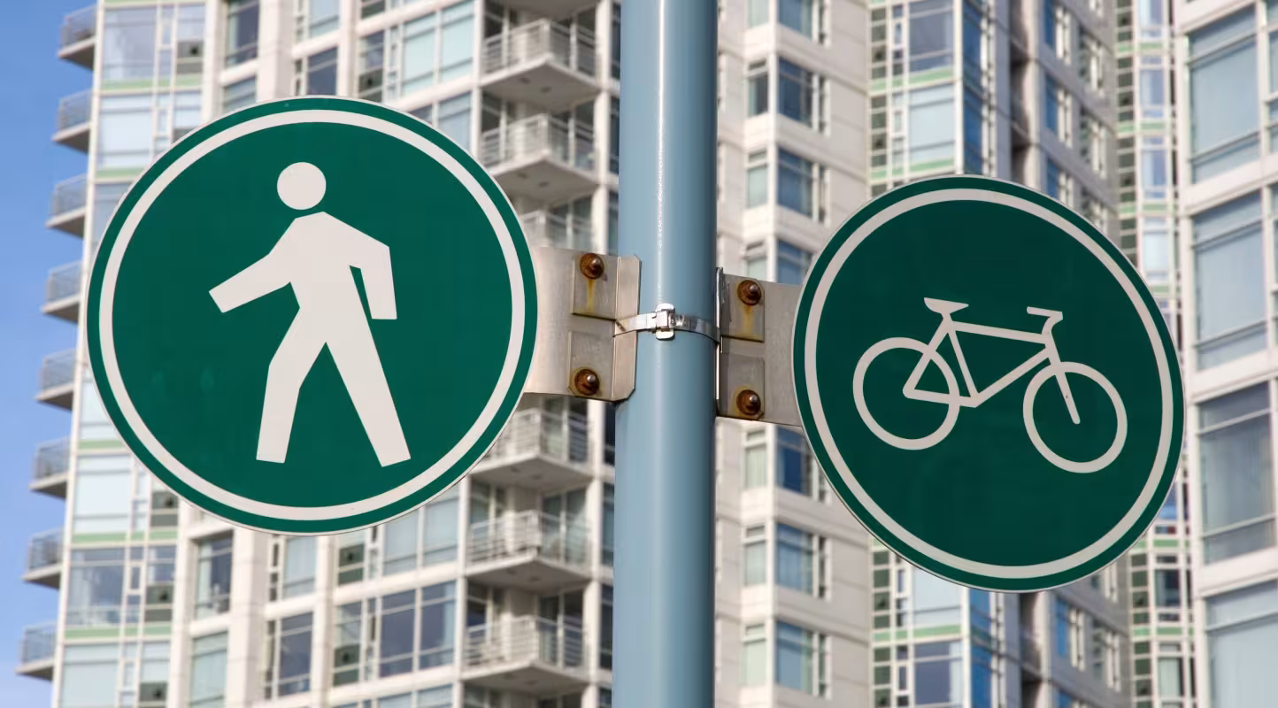 Panneaux de signalisation piétons et vélos