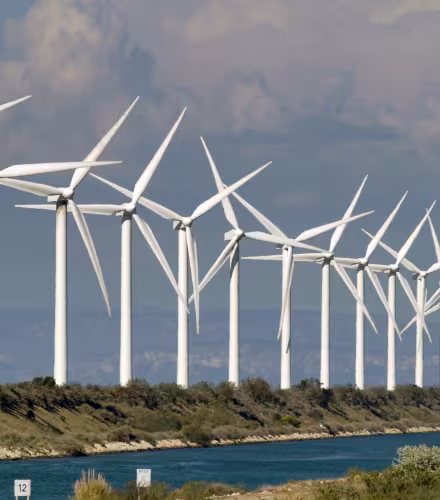 Eoliennes au bord du canal du Rhône Plaine de la Crau, France