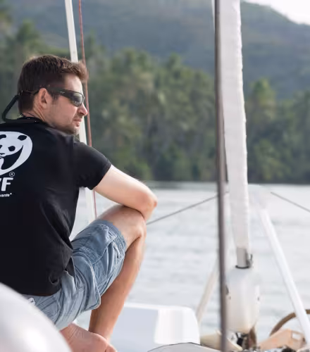 Marc Oremus, coordinateur WWF France du programme marin en Nouvelle-Calédonie, en mission sur un bateau