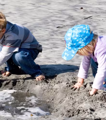 Deux enfants qui jouent sur la plage