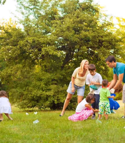Famille qui ramasse des déchets dans la nature
