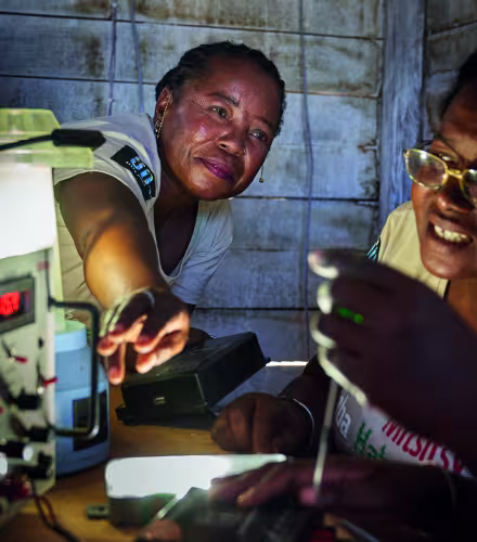 Les grands-mères "solaires" travaillent à l'installation de batteries, de régulateurs et lampes LED