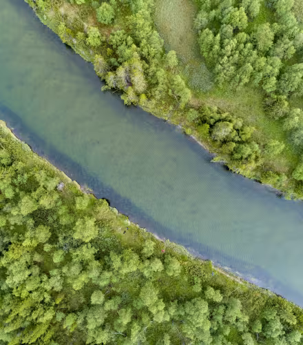 Vue aérienne d'une rivière
