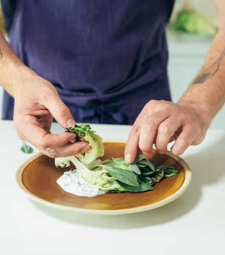 Florent Ladeyn prépare la recette de laitue poêlée et son yaourt au chèvre aromatisé aux herbes