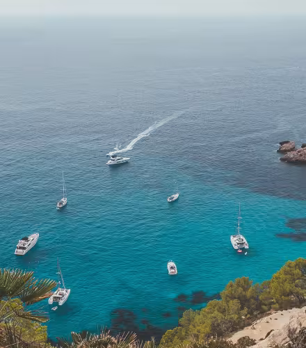 Des yachts et voiliers mouillent dans une crique en Méditerranée