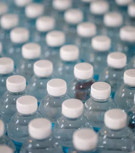 Des bouteilles de plastique